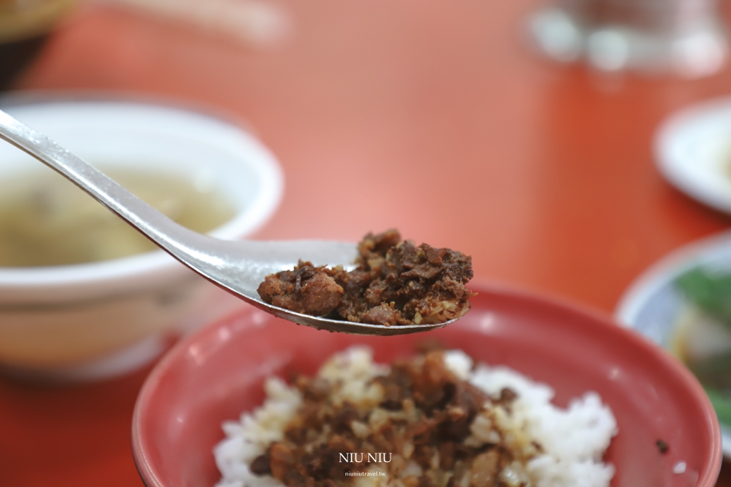 嘉義美食推薦｜20元大飯店，沒招牌卻生意超好的一碗20元魯肉飯，25元香菇雞湯還有雞腿