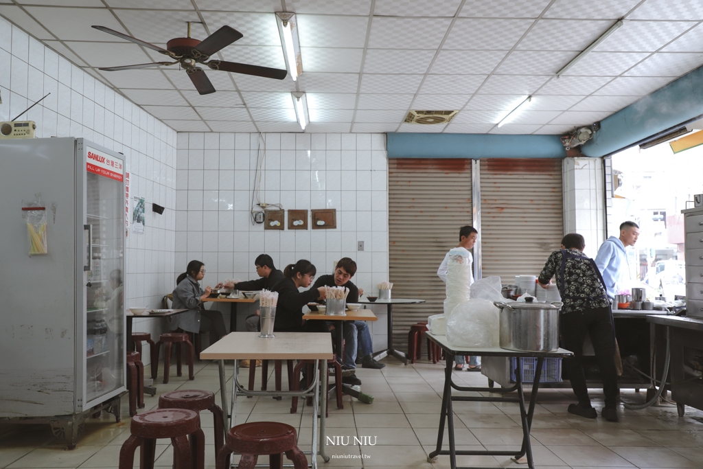 嘉義美食推薦｜20元大飯店，沒招牌卻生意超好的一碗20元魯肉飯，25元香菇雞湯還有雞腿