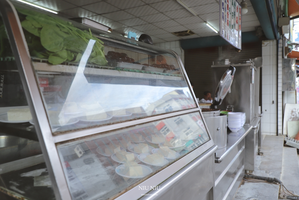 嘉義美食推薦｜20元大飯店，沒招牌卻生意超好的一碗20元魯肉飯，25元香菇雞湯還有雞腿