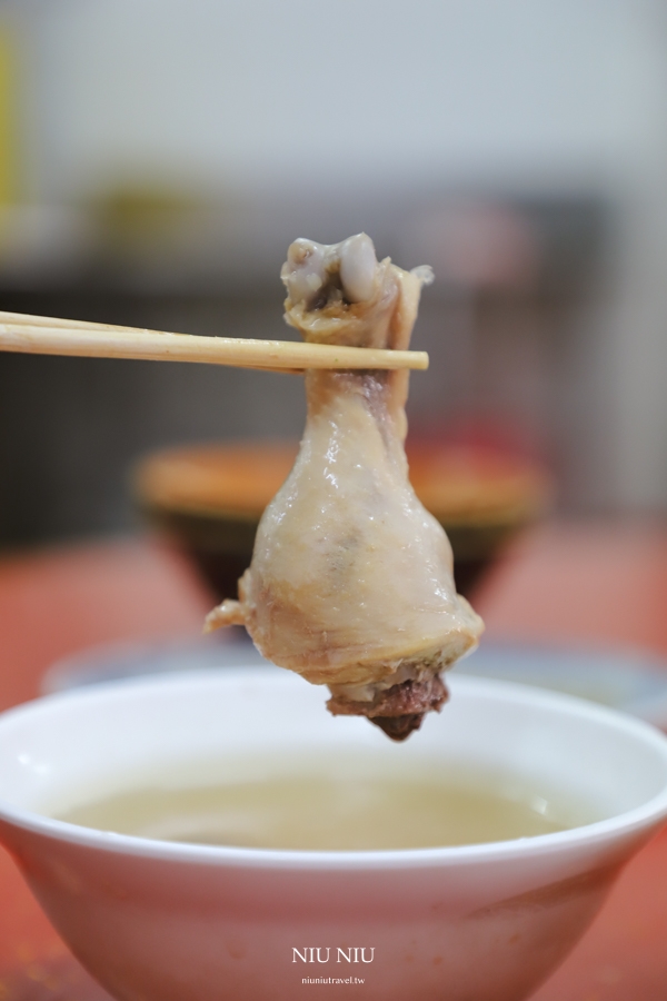 嘉義美食推薦｜20元大飯店，沒招牌卻生意超好的一碗20元魯肉飯，25元香菇雞湯還有雞腿