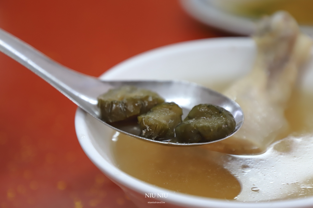 嘉義美食推薦｜20元大飯店，沒招牌卻生意超好的一碗20元魯肉飯，25元香菇雞湯還有雞腿