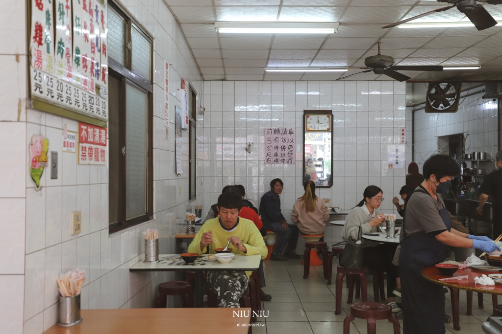 嘉義美食推薦｜20元大飯店，沒招牌卻生意超好的一碗20元魯肉飯，25元香菇雞湯還有雞腿