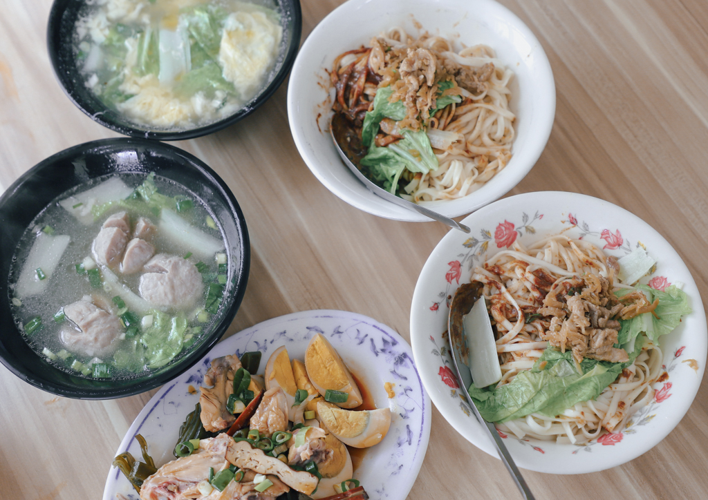 屏東楓港美食推薦｜大陸小吃部-枋山，榨菜肉絲麻醬乾麵真的好吃，小菜滷雞翅也很推薦