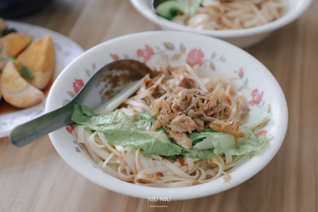 屏東楓港美食推薦｜大陸小吃部-枋山，榨菜肉絲麻醬乾麵真的好吃，小菜滷雞翅也很推薦