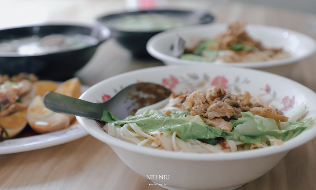 屏東楓港美食推薦｜大陸小吃部-枋山，榨菜肉絲麻醬乾麵真的好吃，小菜滷雞翅也很推薦