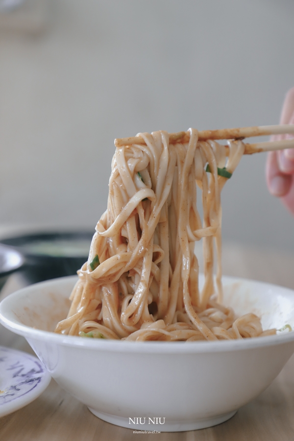 屏東楓港美食推薦｜大陸小吃部-枋山，榨菜肉絲麻醬乾麵真的好吃，小菜滷雞翅也很推薦