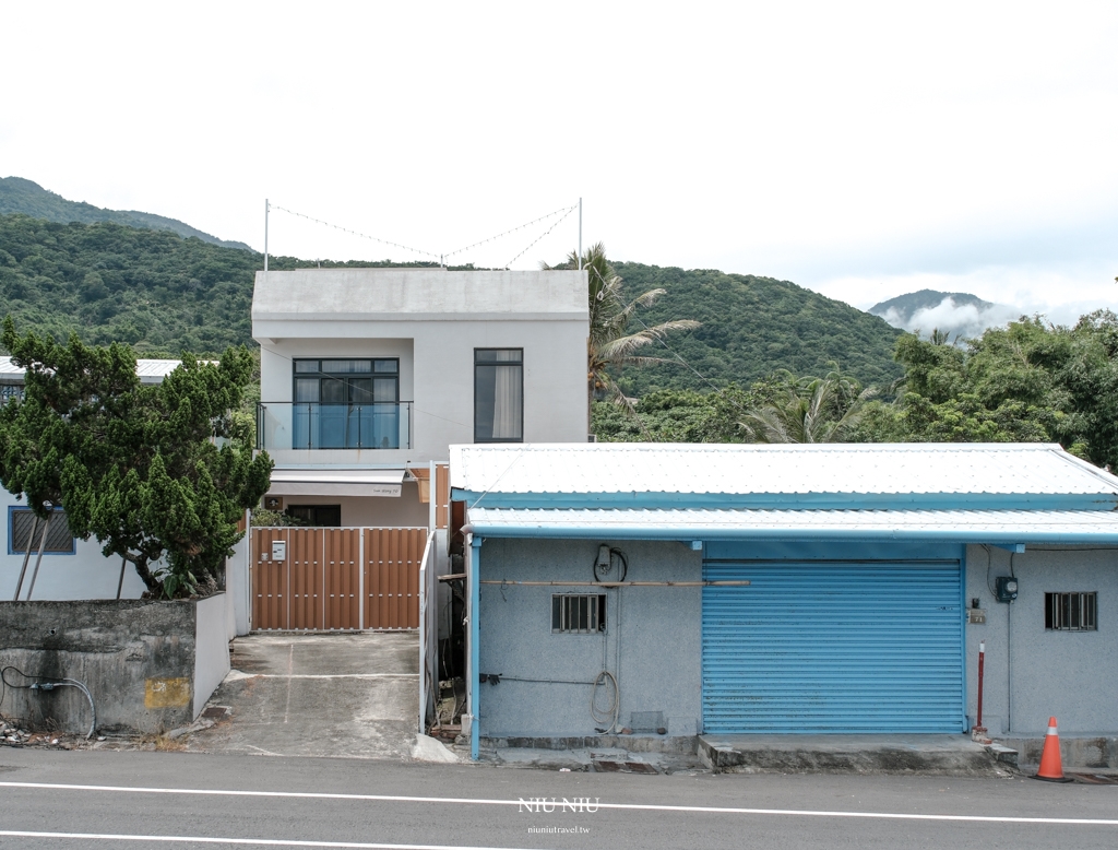 最新台東包棟民宿推薦｜石傘柒十 sᴜɴ sᴛᴏʀʏ ⁷⁰，無敵山海美景質感包棟民宿，大推一定要到頂樓吹風賞星空，後院還可以舉辦烤肉派對，走路就可以到私密海灘玩水