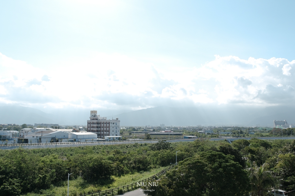 門廷若室 ･ 河堤左岸館｜台東平價住宿推薦，入住送代幣玩夾娃娃機和扭蛋且通通有獎，還有免費超值早餐配鮮奶茶我超愛