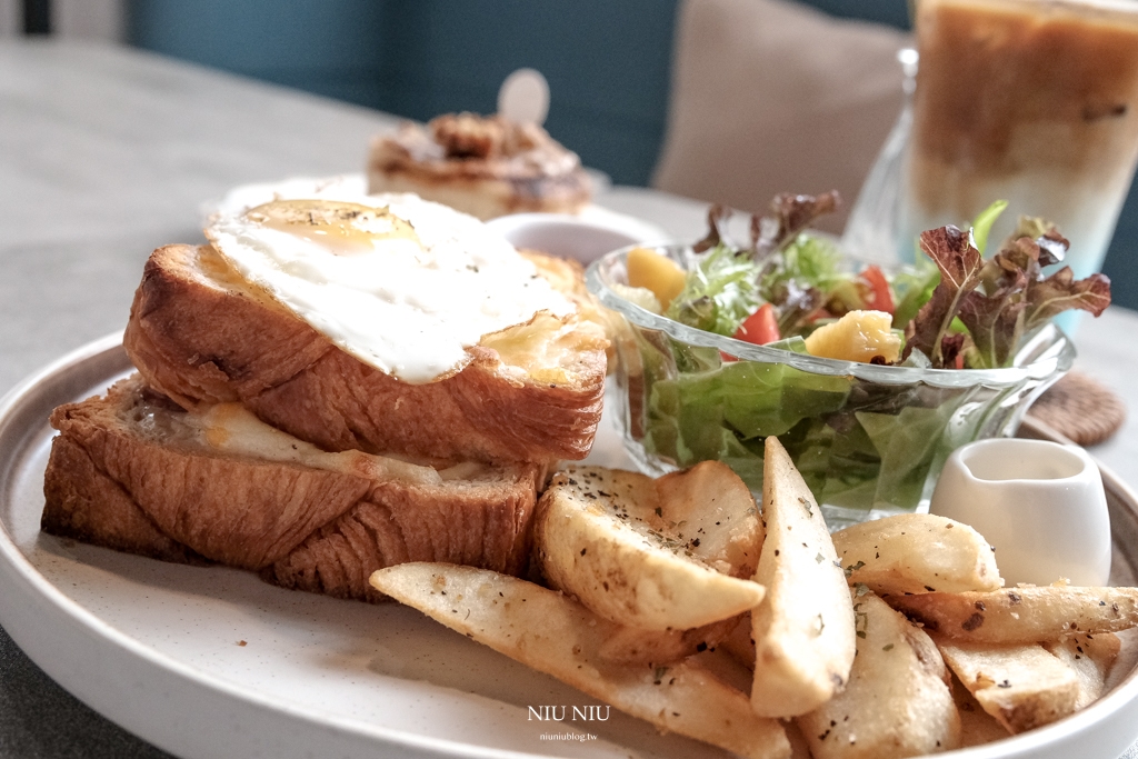 台東早午餐咖啡廳｜AU CAFÉ 鷗咖啡台東店，純白韓系風格超美超好拍，肉桂捲竟然是熱賣招牌必點