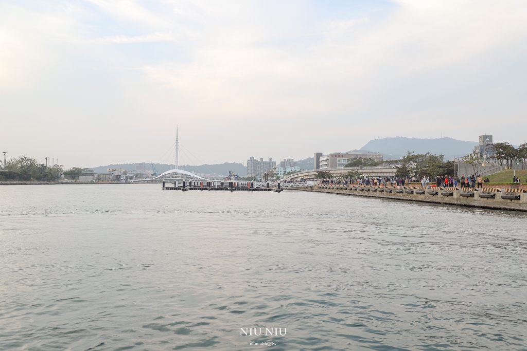 高雄愛河愛之船半日遊，高雄市民只需100元，來回25分鐘含導覽解說