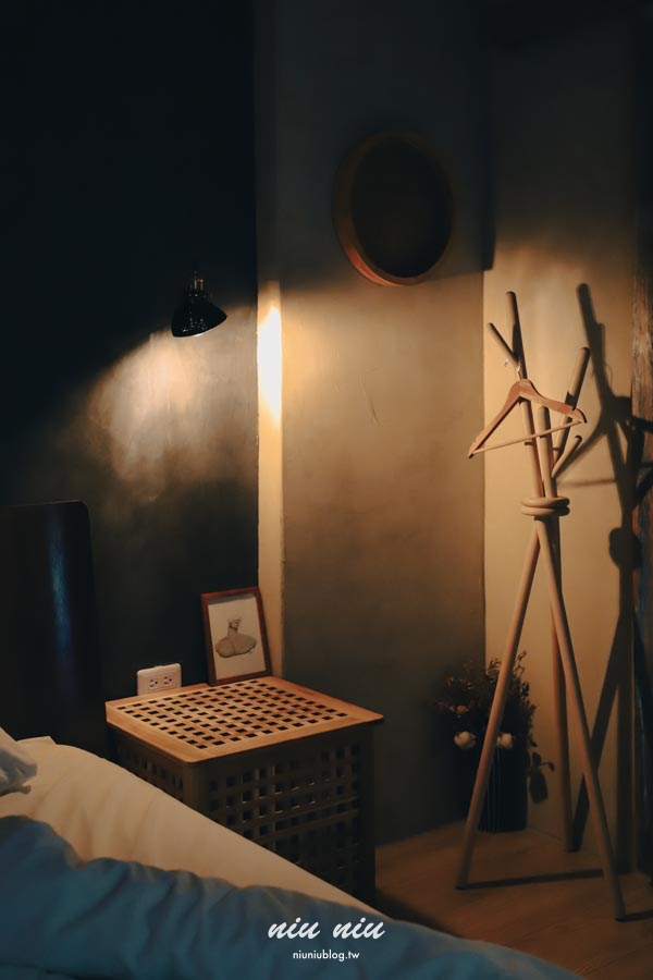 東眠Taitung sleep well｜台東市電梯民宿推薦，不需要濾鏡就很有氛圍感的靜謐旅宿，被讚爆的燈泡梳妝台，房客可免費使用廚房設備
