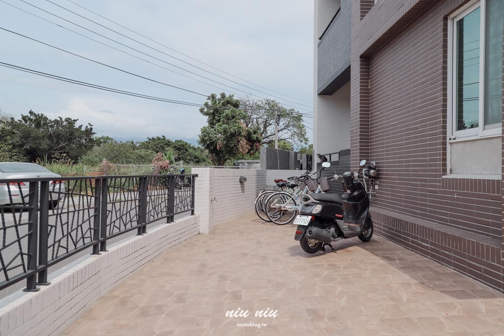 東眠Taitung sleep well｜台東市電梯民宿推薦，不需要濾鏡就很有氛圍感的靜謐旅宿，被讚爆的燈泡梳妝台，房客可免費使用廚房設備