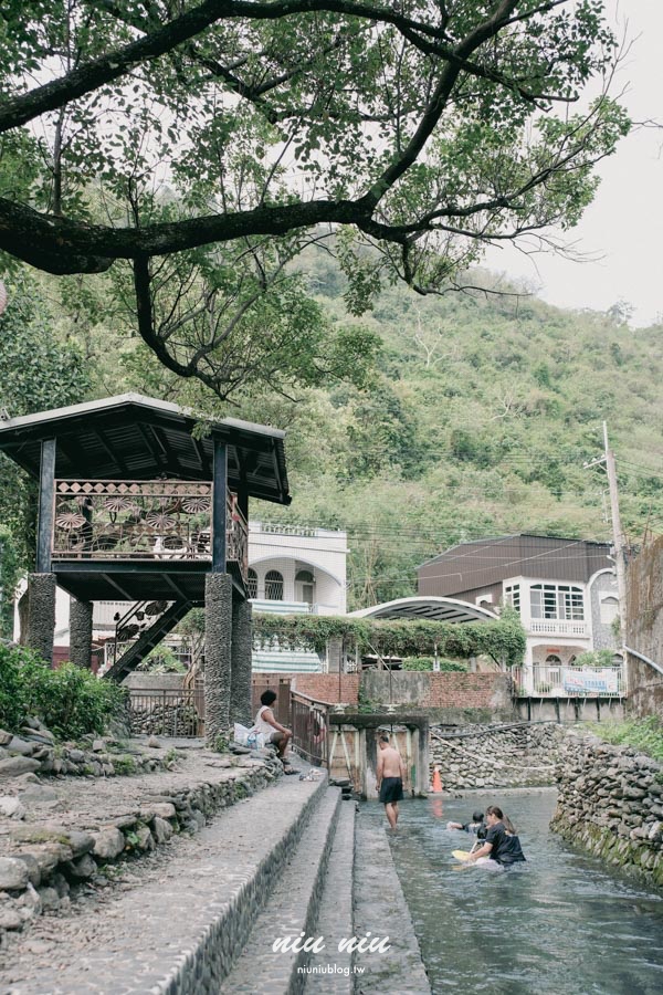 屏東免費景點一日遊｜來義鄉二峰圳，一處親子天然滑水道，適合大人的屏東玩水景點推薦
