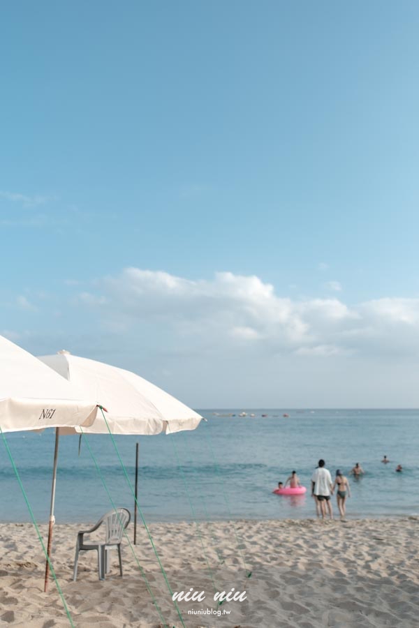 恆春半島沙灘海景系一日散策｜米白陽傘下的墾丁藍，療癒系南國海灘傘風景登場