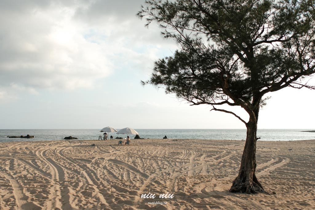恆春半島沙灘海景系一日散策｜米白陽傘下的墾丁藍，療癒系南國海灘傘風景登場