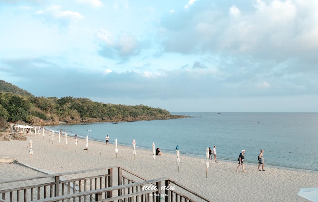 恆春半島沙灘海景系一日散策｜米白陽傘下的墾丁藍，療癒系南國海灘傘風景登場