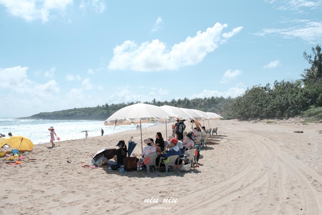 恆春半島沙灘海景系一日散策｜米白陽傘下的墾丁藍，療癒系南國海灘傘風景登場
