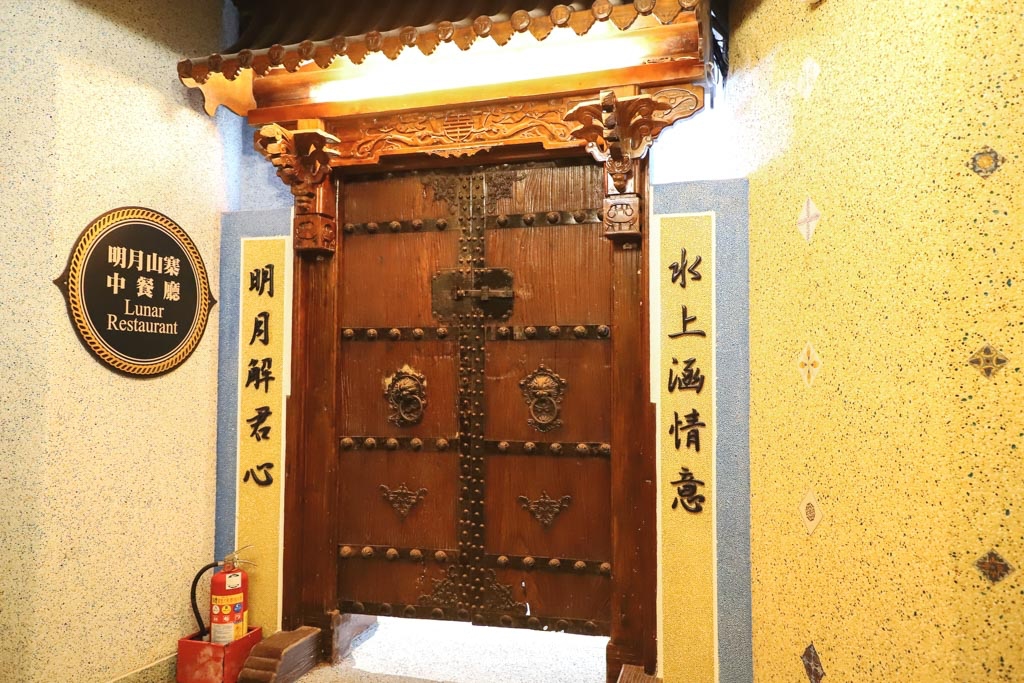 花蓮七星潭海景飯店推薦｜水上明月海景渡假旅店，一泊二食奢華頂級住宿，享受高空SPA泳池與特色7D電影院