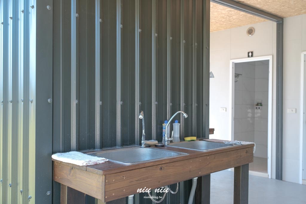 台東海景露營推薦｜忘塵露營區：距離長濱市區僅5分鐘，開著VANTEL美學車中泊露營去！