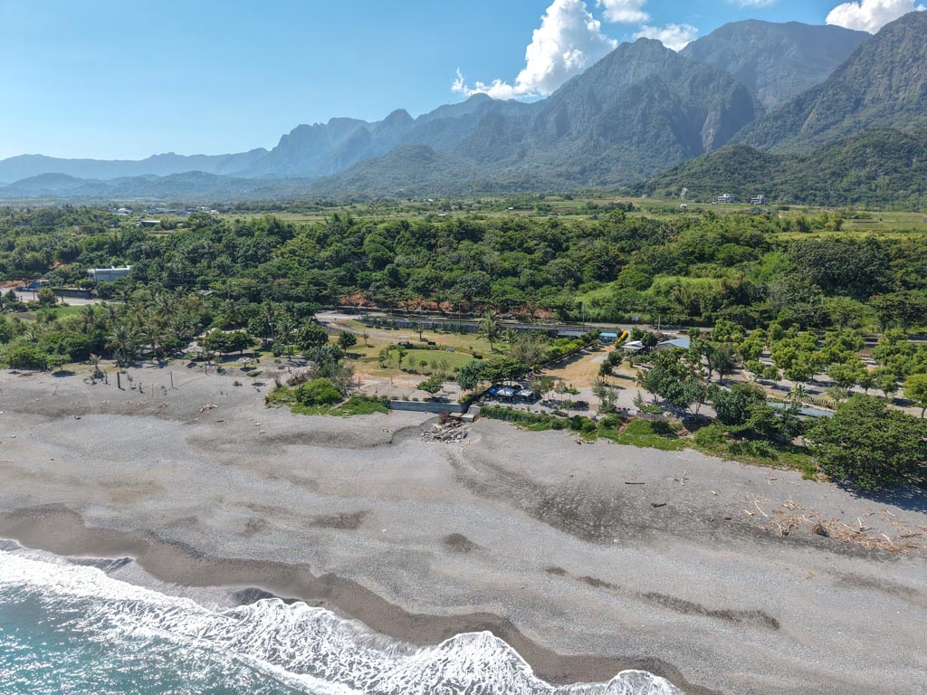 台東海景露營推薦｜忘塵露營區：距離長濱市區僅5分鐘，開著VANTEL美學車中泊露營去！