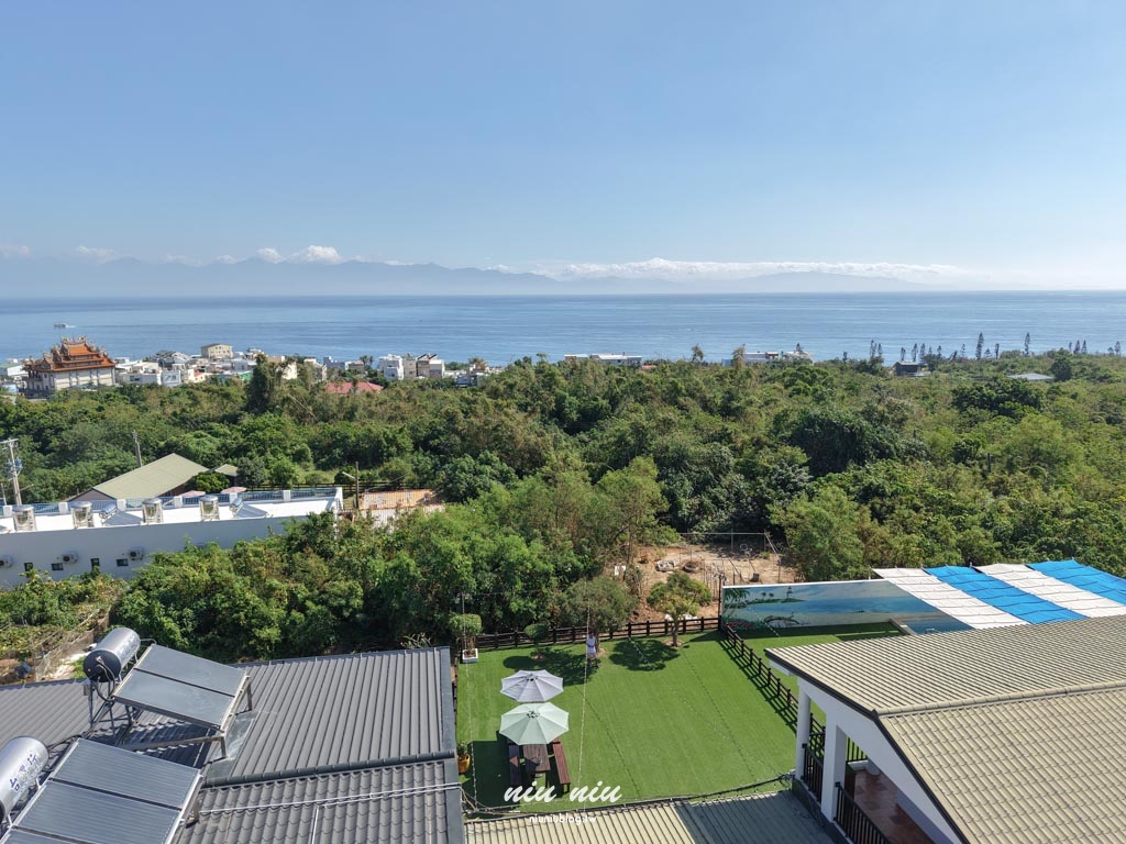 小琉球包棟民宿推薦｜黃舍民宿開箱：KTV、戲水池、大草皮！最多可住36人，家族旅遊＆閨蜜聚會首選