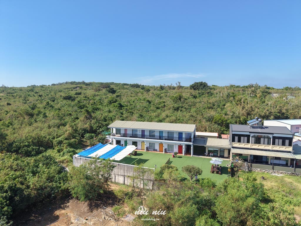 小琉球包棟民宿推薦｜黃舍民宿開箱：KTV、戲水池、大草皮！最多可住36人，家族旅遊＆閨蜜聚會首選
