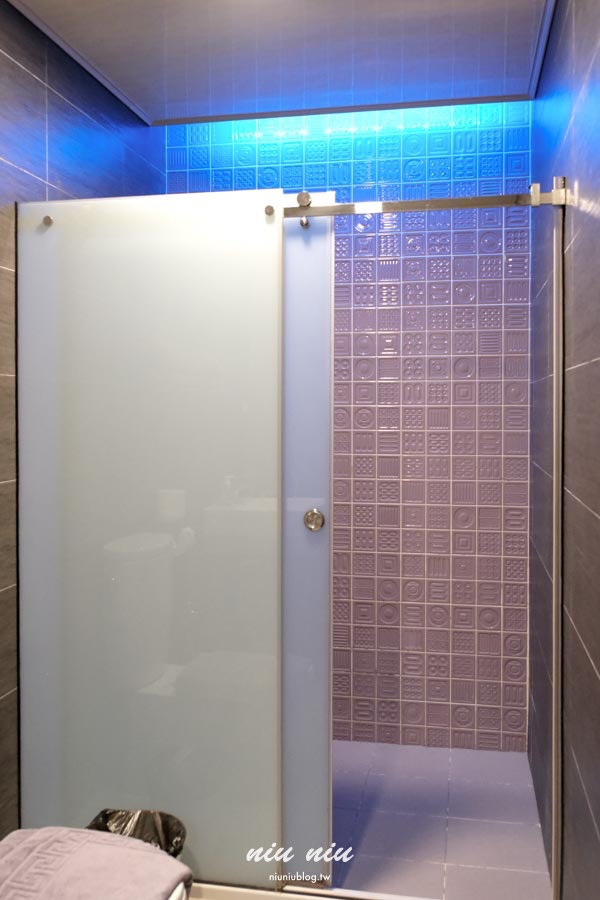 小琉球包棟民宿推薦｜黃舍民宿開箱：KTV、戲水池、大草皮！最多可住36人，家族旅遊＆閨蜜聚會首選