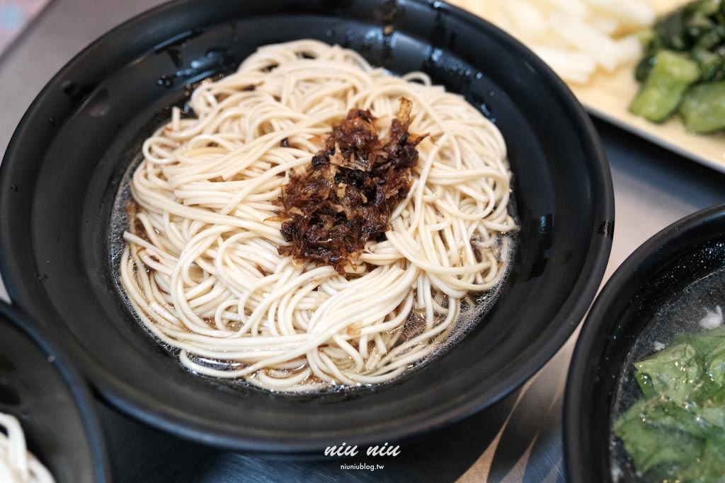 小琉球美食推薦｜小琉球香村滷味麵食館，在地人激推的隱藏版麵店！必吃海鮮湯麵、油蔥拌麵與新品匠心粉絲煲
