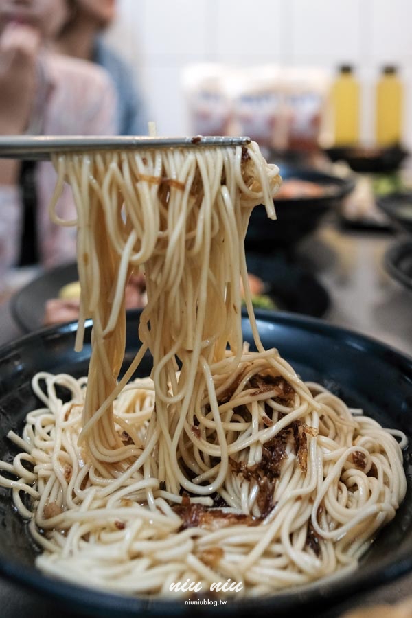 小琉球美食推薦｜小琉球香村滷味麵食館，在地人激推的隱藏版麵店！必吃海鮮湯麵、油蔥拌麵與新品匠心粉絲煲