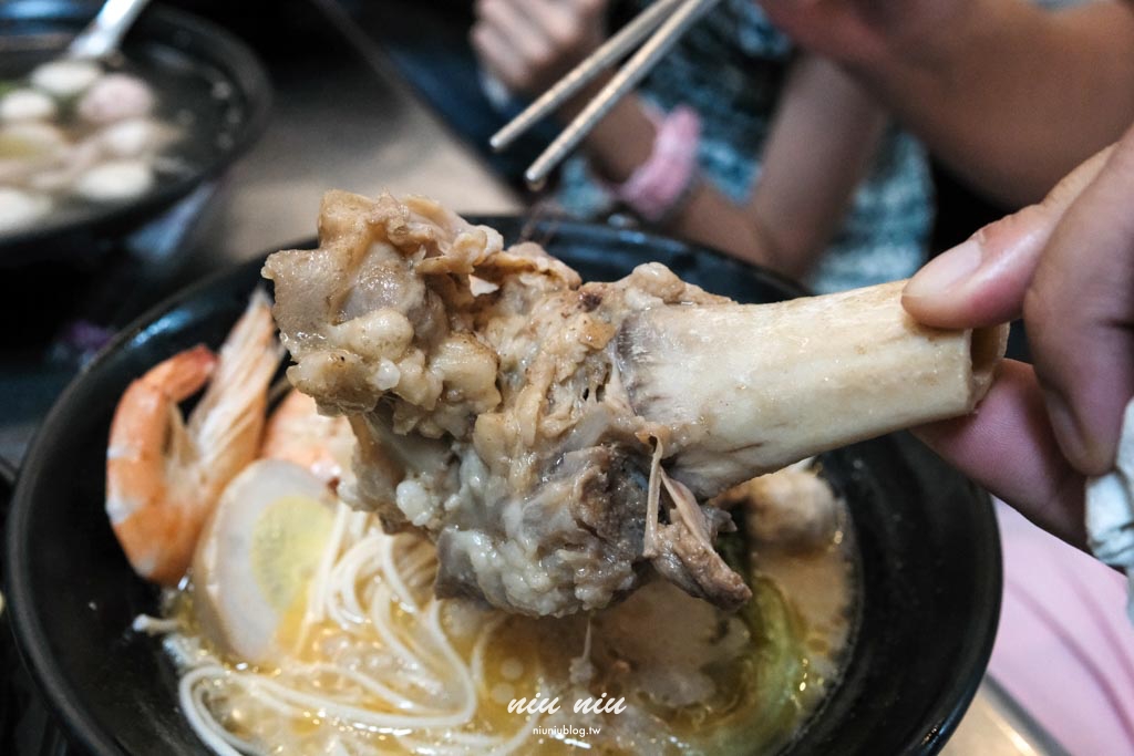 小琉球美食推薦|小琉球香村滷味麵食館,在地人激推的隱藏版麵店!必吃海鮮湯麵、油蔥拌麵與新品匠心粉絲煲 小琉球美食推薦|小琉球香村滷味麵食館,在地人激推的隱藏版麵店!必吃海鮮湯麵、油蔥拌麵與新品匠心粉絲煲