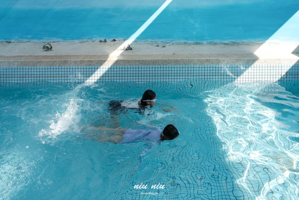 小琉球包棟民宿推薦｜黃舍民宿開箱：KTV、戲水池、大草皮！最多可住36人，家族旅遊＆閨蜜聚會首選