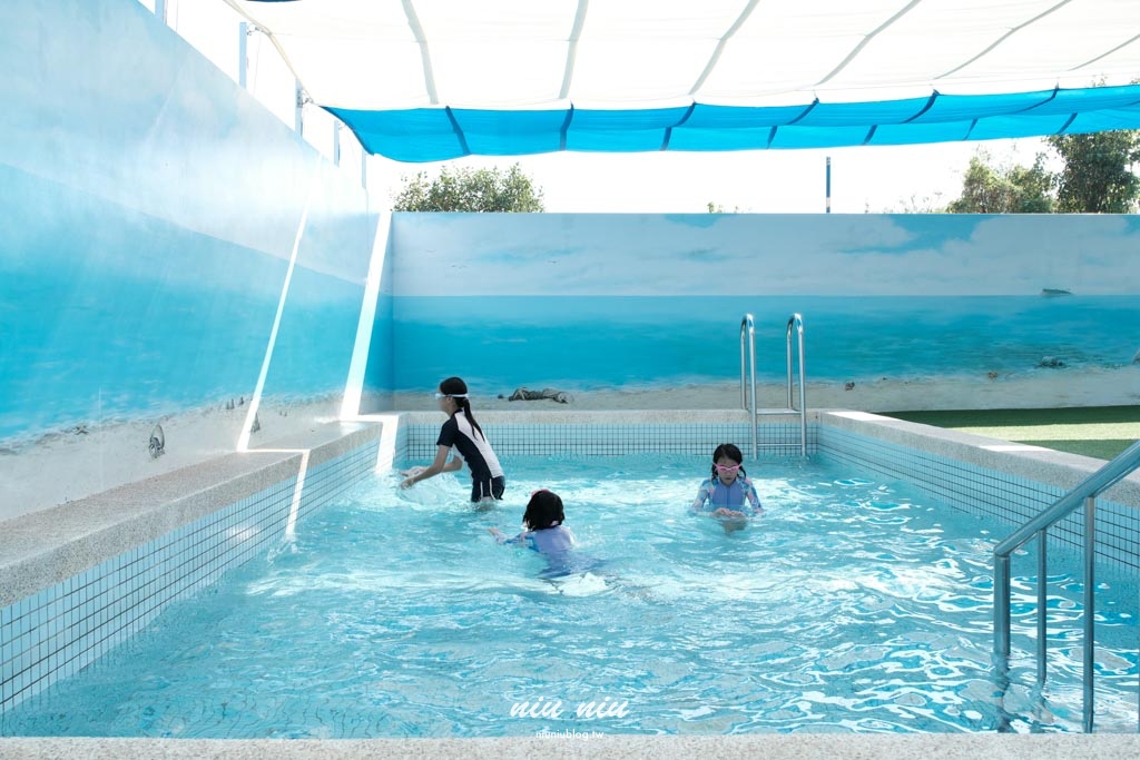 小琉球包棟民宿推薦｜黃舍民宿開箱：KTV、戲水池、大草皮！最多可住36人，家族旅遊＆閨蜜聚會首選