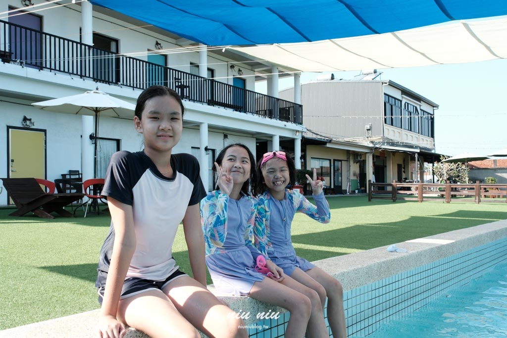 小琉球包棟民宿推薦|黃舍民宿開箱:KTV、戲水池、大草皮!最多可住36人,家族旅遊&閨蜜聚會首選 小琉球包棟民宿推薦|黃舍民宿開箱:KTV、戲水池、大草皮!最多可住36人,家族旅遊&閨蜜聚會首選