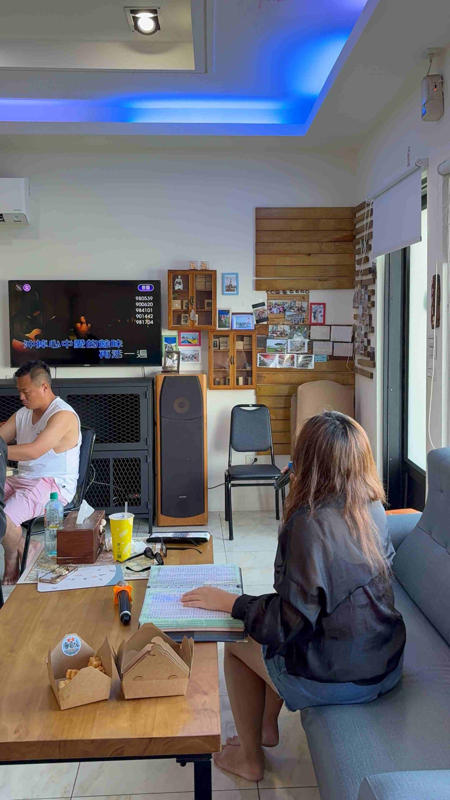 小琉球包棟民宿推薦｜黃舍民宿開箱：KTV、戲水池、大草皮！最多可住36人，家族旅遊＆閨蜜聚會首選