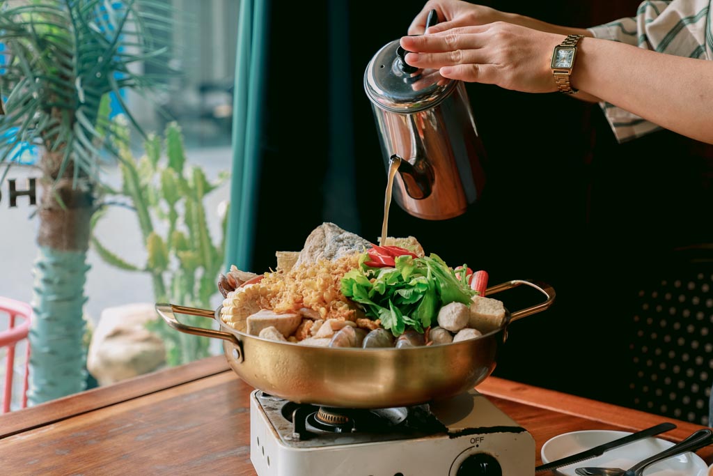 網站近期文章：屏東恆春美食｜2026虎炊稻 Höo Triptown 臺菜沙龍，以嶄新面貌重新開館啦，吃飯還能唱KTV，圓桌包廂聚餐人氣首選(含最新菜單)