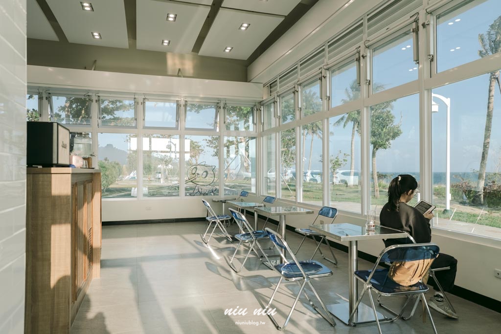 台東海線新秘境｜Kuroro Aqua浪潛水海洋園區(渚橋)， 藍色海洋主題的美式咖啡廳，看海喝咖啡還能玩水的療癒基地