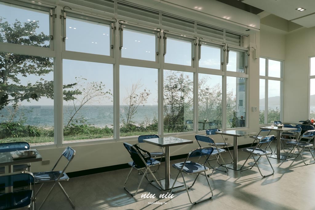 台東海線新秘境｜Kuroro Aqua浪潛水海洋園區(渚橋)， 藍色海洋主題的美式咖啡廳，看海喝咖啡還能玩水的療癒基地