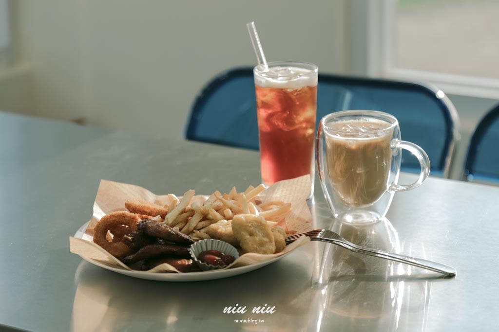 台東海線新秘境｜Kuroro Aqua浪潛水海洋園區(渚橋)， 藍色海洋主題的美式咖啡廳，看海喝咖啡還能玩水的療癒基地