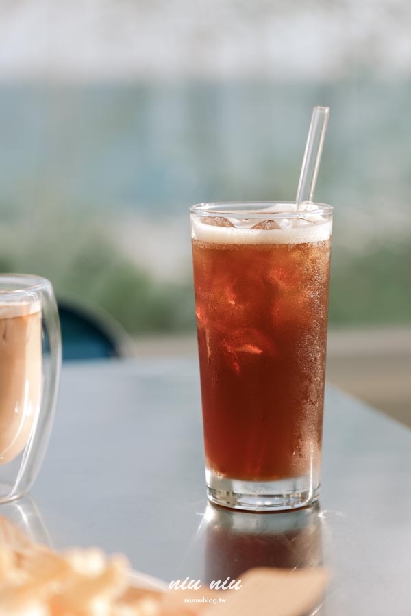 台東海線新秘境｜Kuroro Aqua浪潛水海洋園區(渚橋)， 藍色海洋主題的美式咖啡廳，看海喝咖啡還能玩水的療癒基地