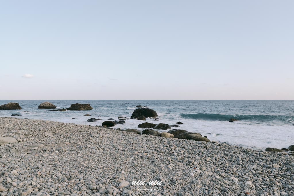 台東海線新秘境｜Kuroro Aqua浪潛水海洋園區(渚橋)， 藍色海洋主題的美式咖啡廳，看海喝咖啡還能玩水的療癒基地