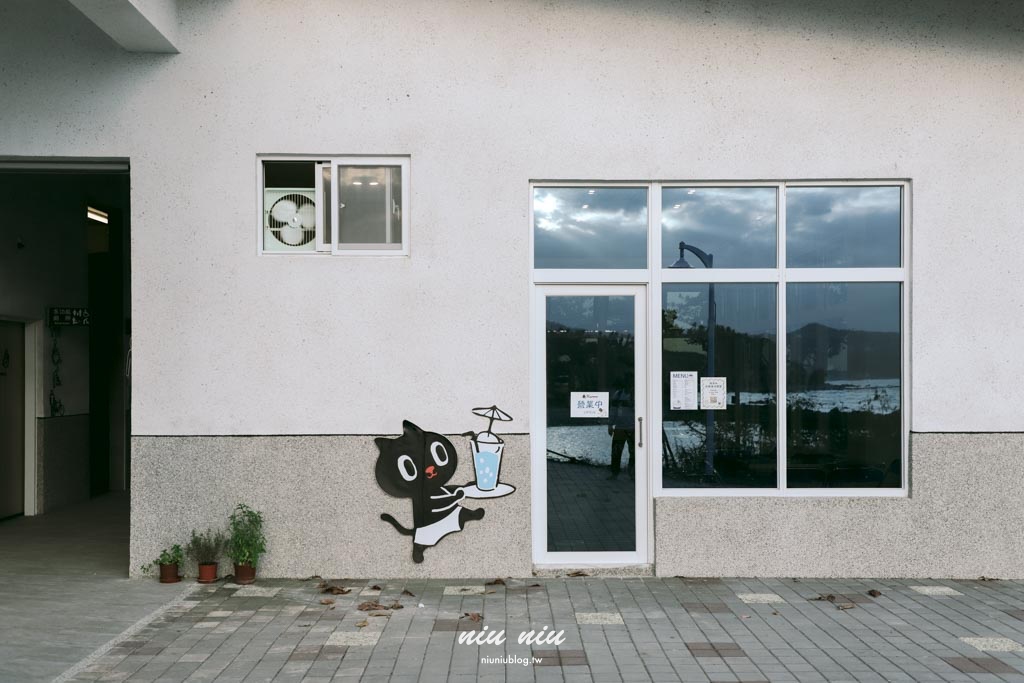 台東海線新秘境｜Kuroro Aqua浪潛水海洋園區(渚橋)， 藍色海洋主題的美式咖啡廳，看海喝咖啡還能玩水的療癒基地