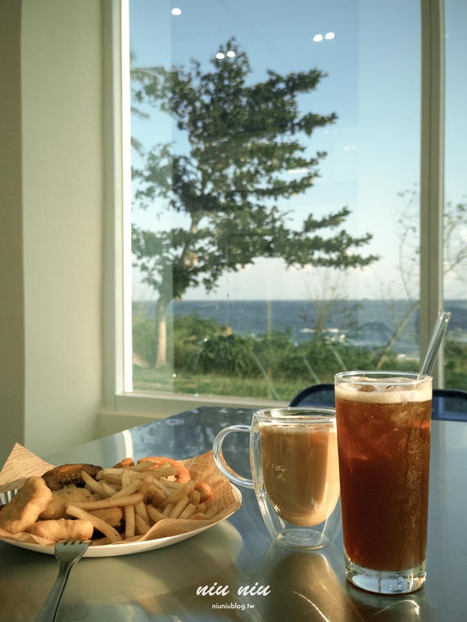 台東海線新秘境｜Kuroro Aqua浪潛水海洋園區(渚橋)， 藍色海洋主題的美式咖啡廳，看海喝咖啡還能玩水的療癒基地