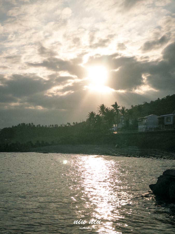 台東海線新秘境｜Kuroro Aqua浪潛水海洋園區(渚橋)， 藍色海洋主題的美式咖啡廳，看海喝咖啡還能玩水的療癒基地