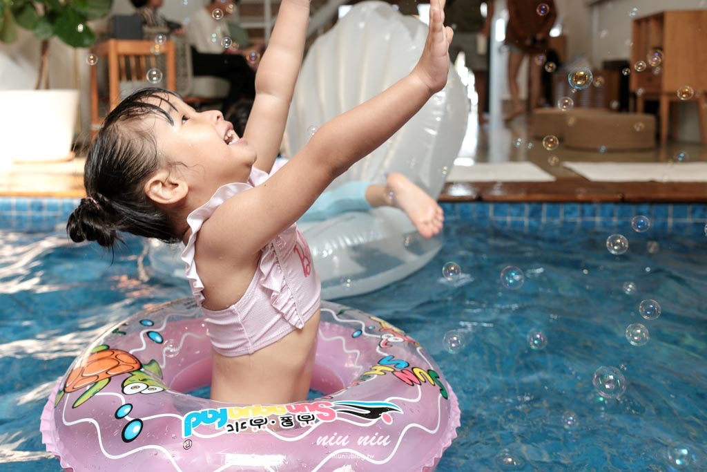 墾丁包棟民宿推薦｜日造．DAYMAKER北歐Villa，室內泳池、KTV、廚房、烤肉一次滿足的高質感住宿首選