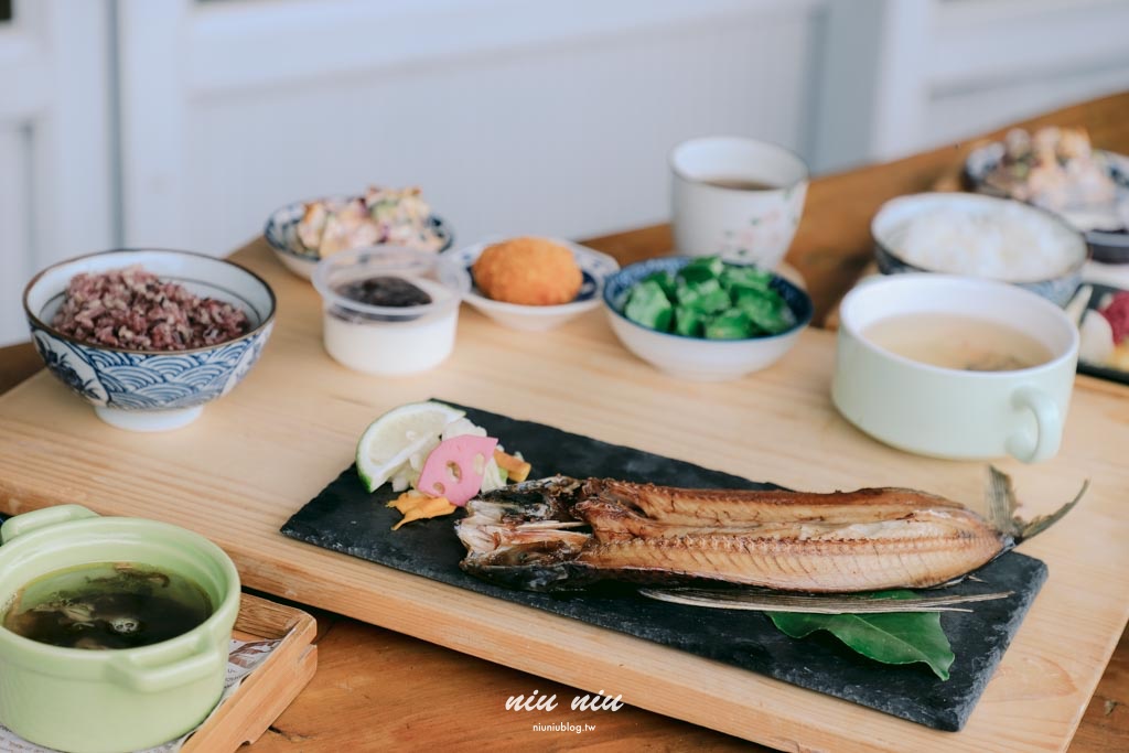 日日南島台東縱谷線遊程｜四條必玩舌尖慢食路線：日出禾作席烙飯糰、秋香坊一夜干、痴愛玉DIY、蓋亞那部落餐桌全攻略
