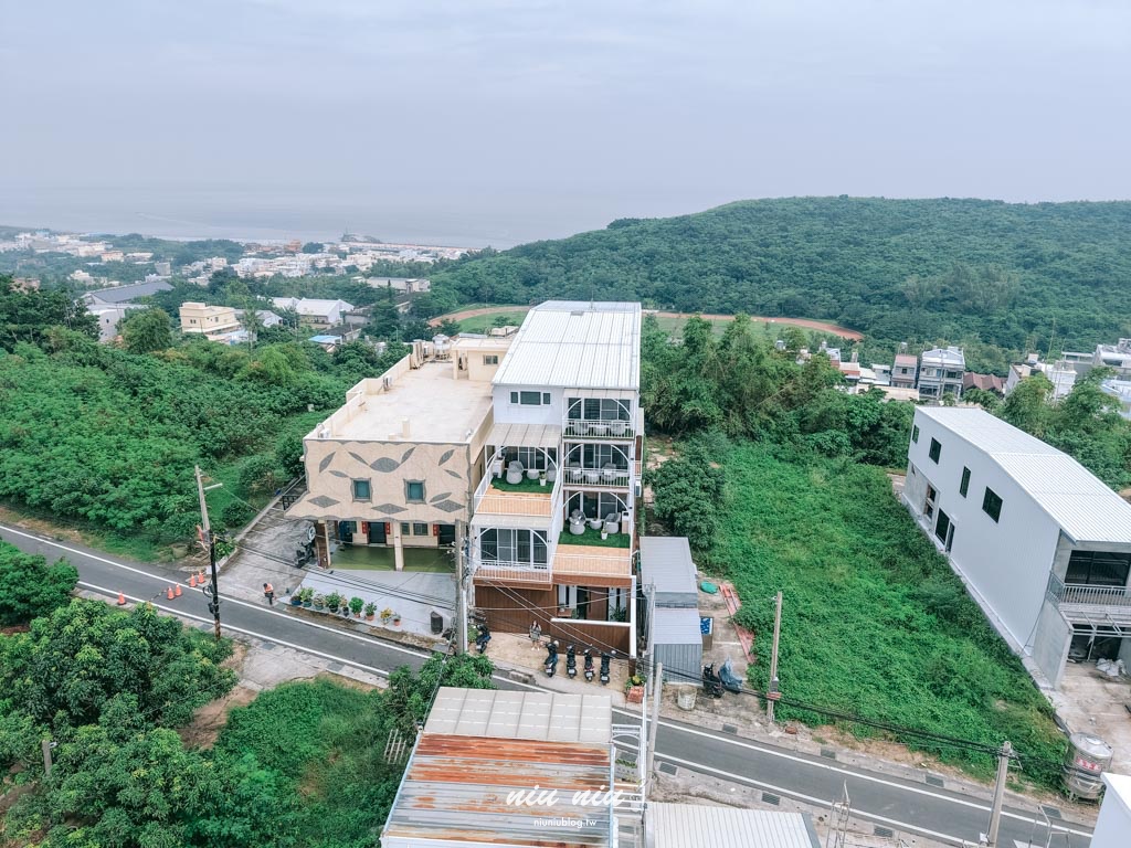 琉白覓旅觀海館Island X White Inn｜小琉球新開幕海景住宿開箱，船票機車套裝、微包棟、KTV電動麻將一次看
